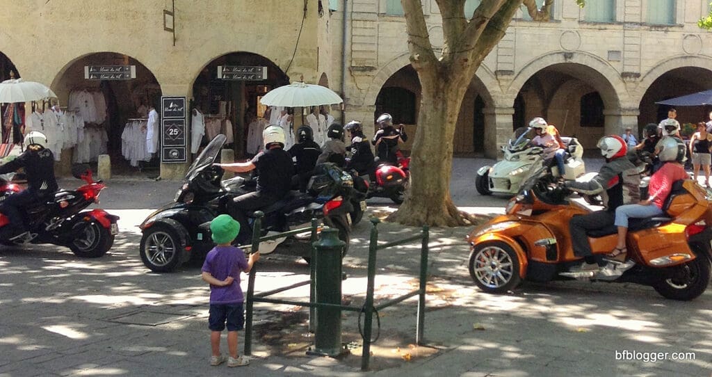 Cyclists in Uzes