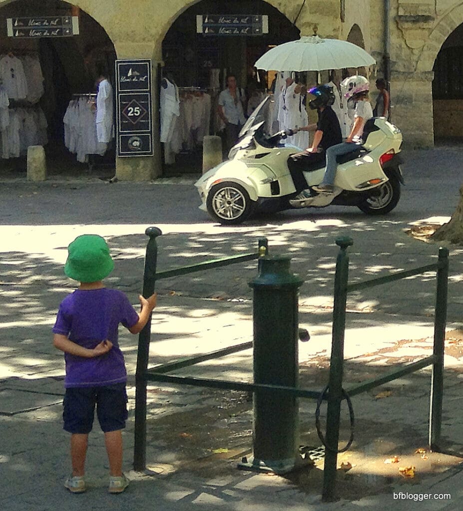 Cycles in Uzes