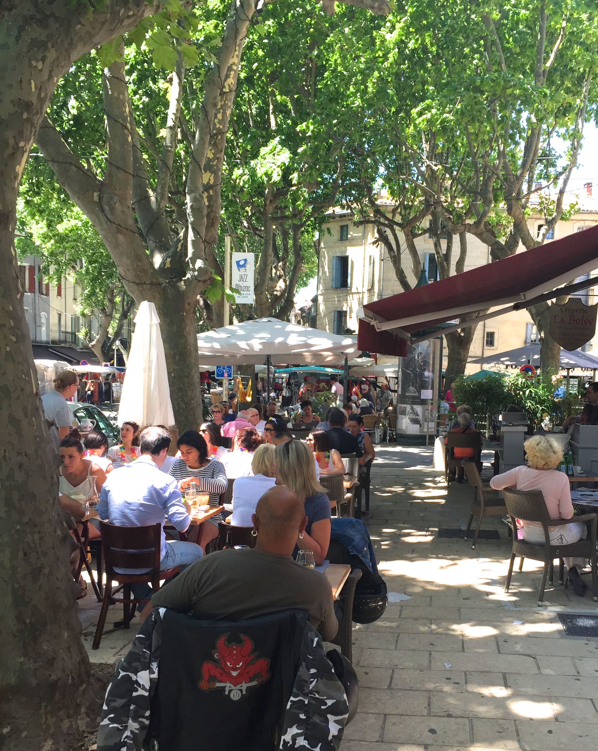 ... and sidewalk cafes filled to the brim...